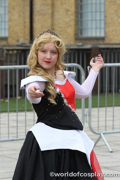 Cosplayer wearing a wig as part of her costume