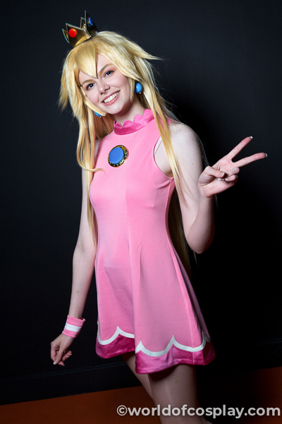 Princess Peach (Mario Kart) cosplay