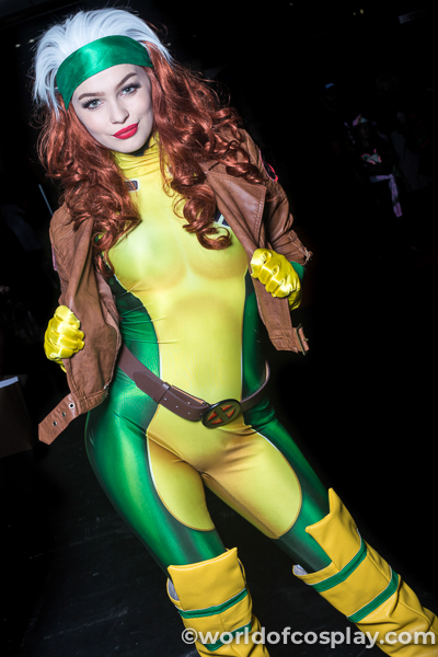 Stunning Rogue from X-Men cosplay 