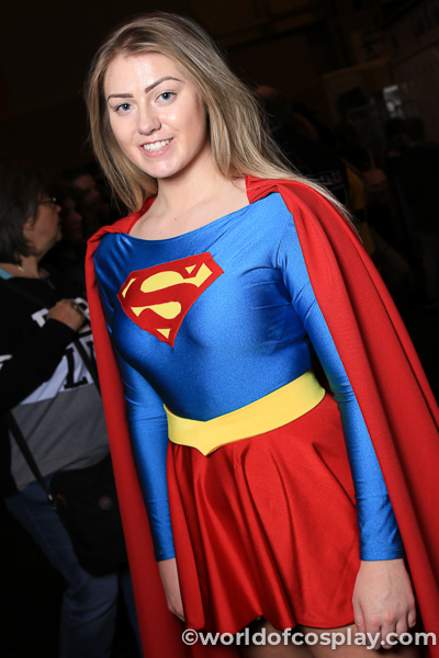 Supergirl cosplay
